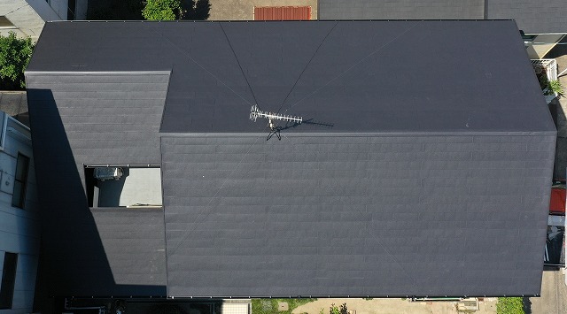 屋根カバー工事と外壁塗装が完了した名古屋市西区城西のお客様宅の外観。明るく清潔感のある仕上がりが際立つ。