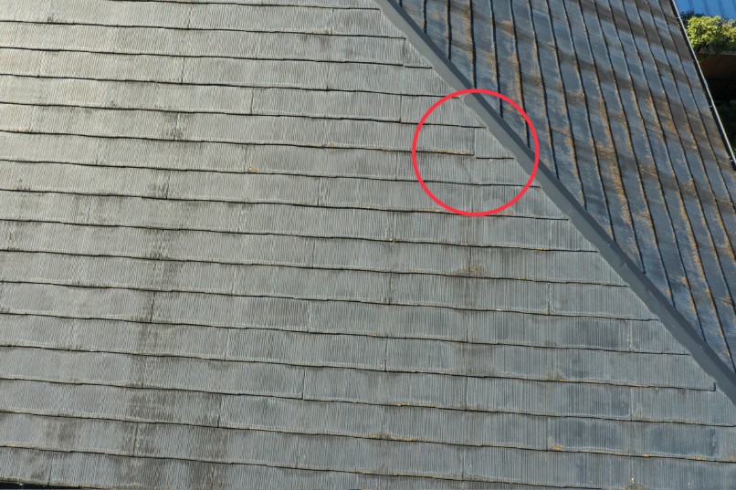 瓦のズレの写真