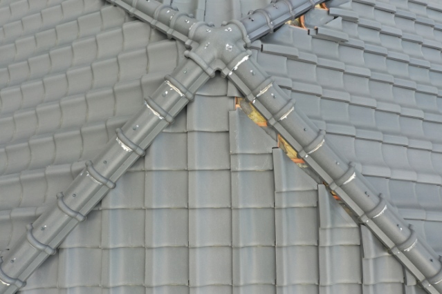 多治見市東栄町　瓦のずれ