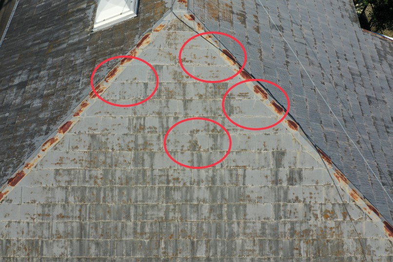 屋根のひびの写真