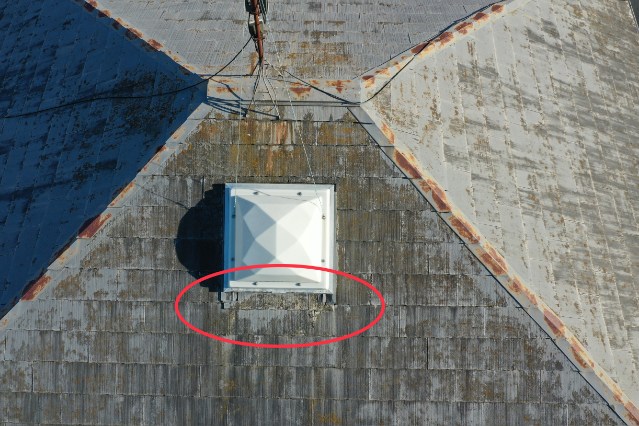 多治見市市之倉町　瓦にひび