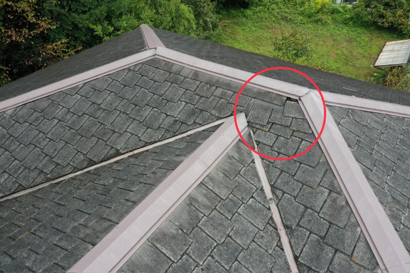 瓦が抜けている写真