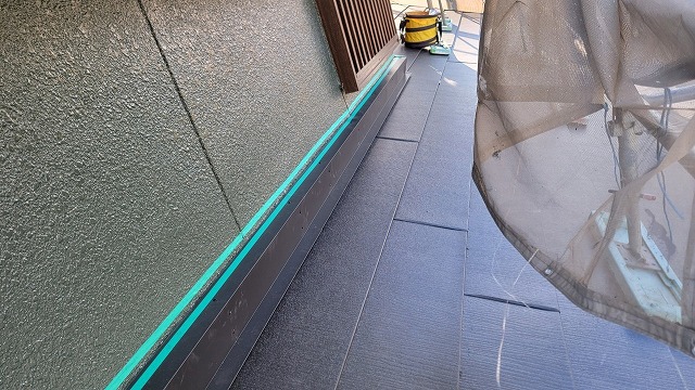 雨押え水切りと外壁の隙間にマスキングテープを貼ります