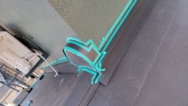 雨押え水切り　棟部のマスキングテープ貼り