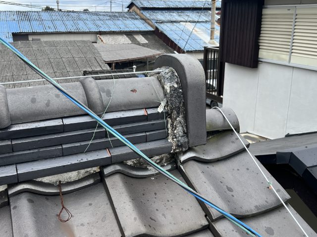 瀬戸市窯元町 鬼瓦と棟の接着部分