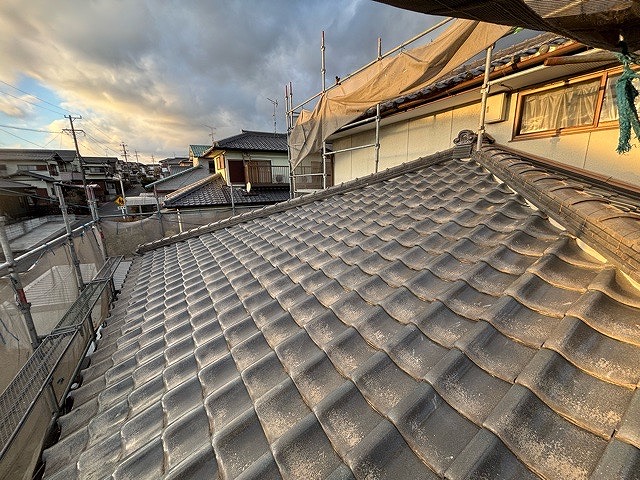 シルバー和瓦　きれいに棟の積み直し工事が完了しました