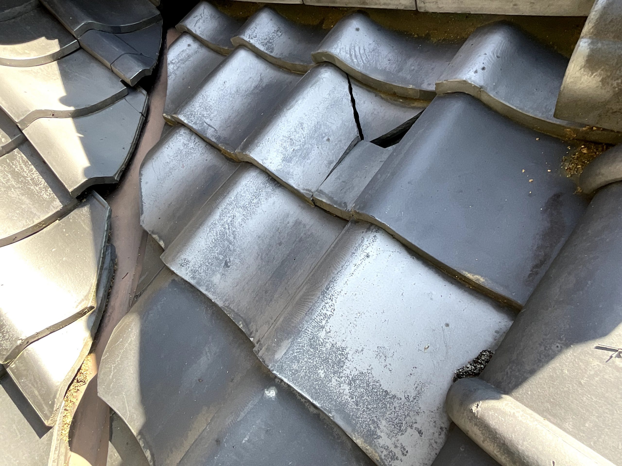 瓦の割れの写真