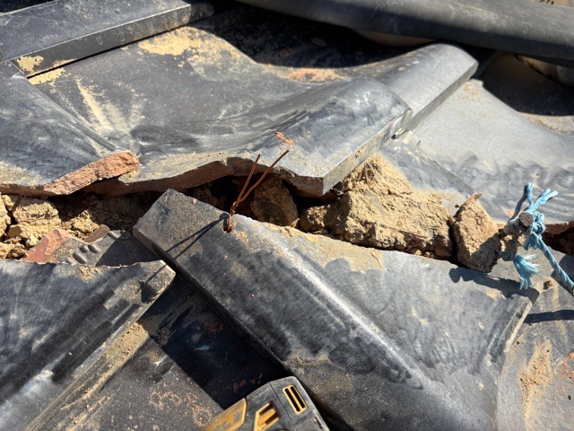 隅棟の勝手瓦をトンボで固定