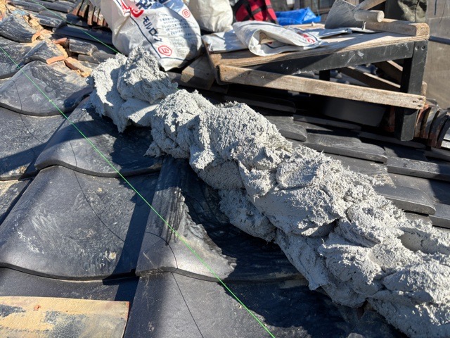 南蛮漆喰の仮置き　和瓦銀黒