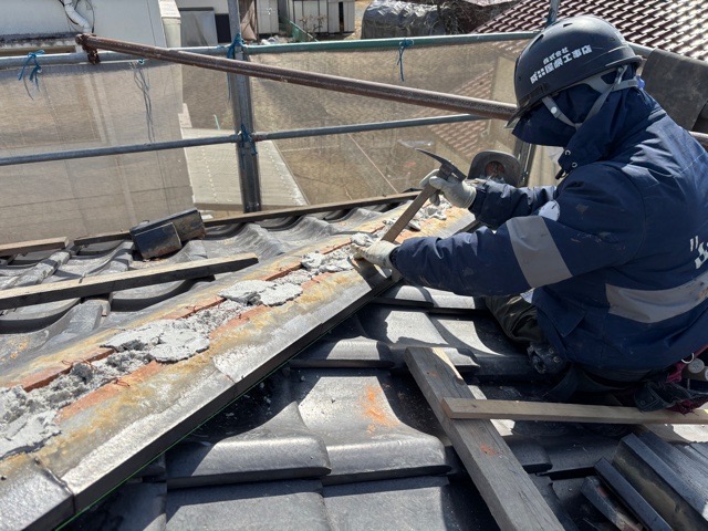 のし瓦を1枚づつ積み上げる