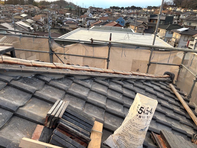 のし瓦が真っ直ぐ取り付けられているか確認作業