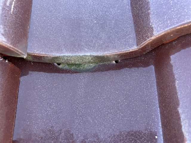 S瓦屋根　ズレて釘穴が見えている