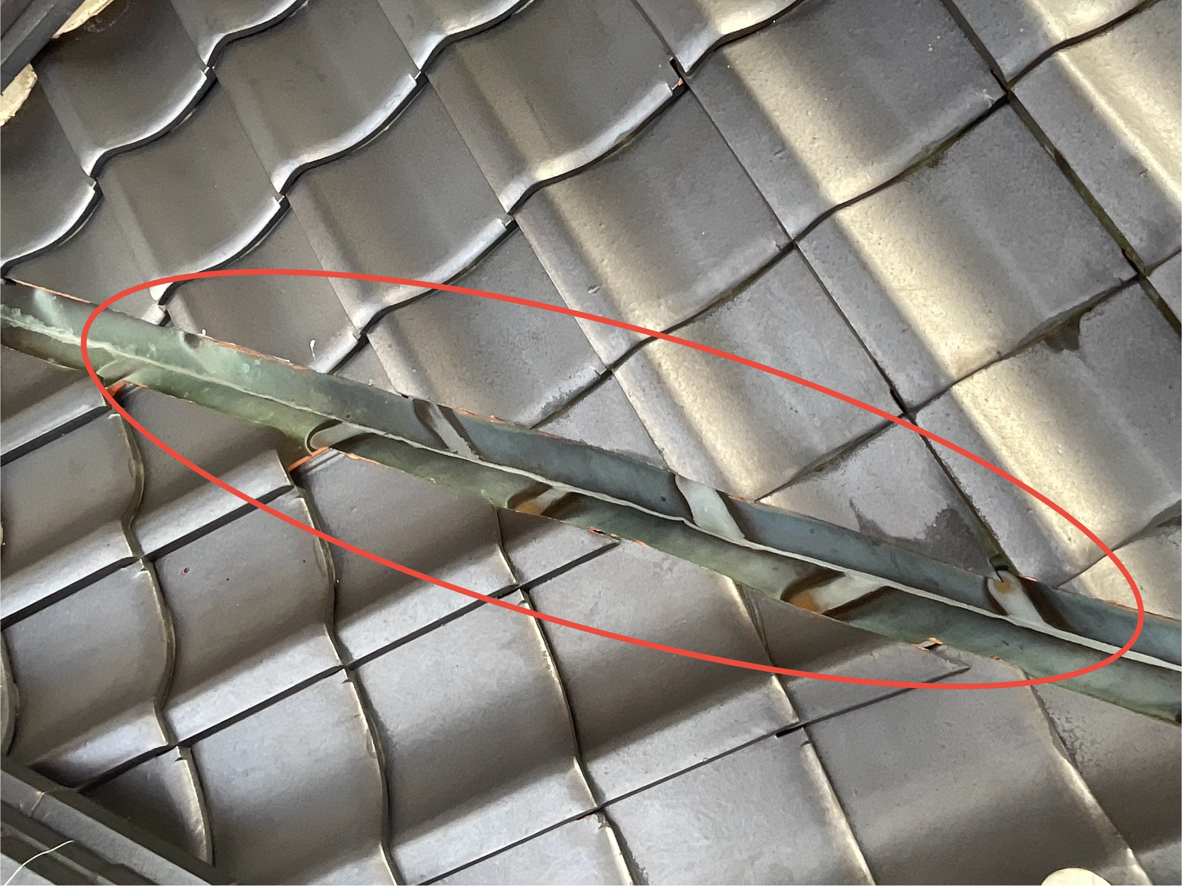 谷板金、谷板の劣化　穴あき