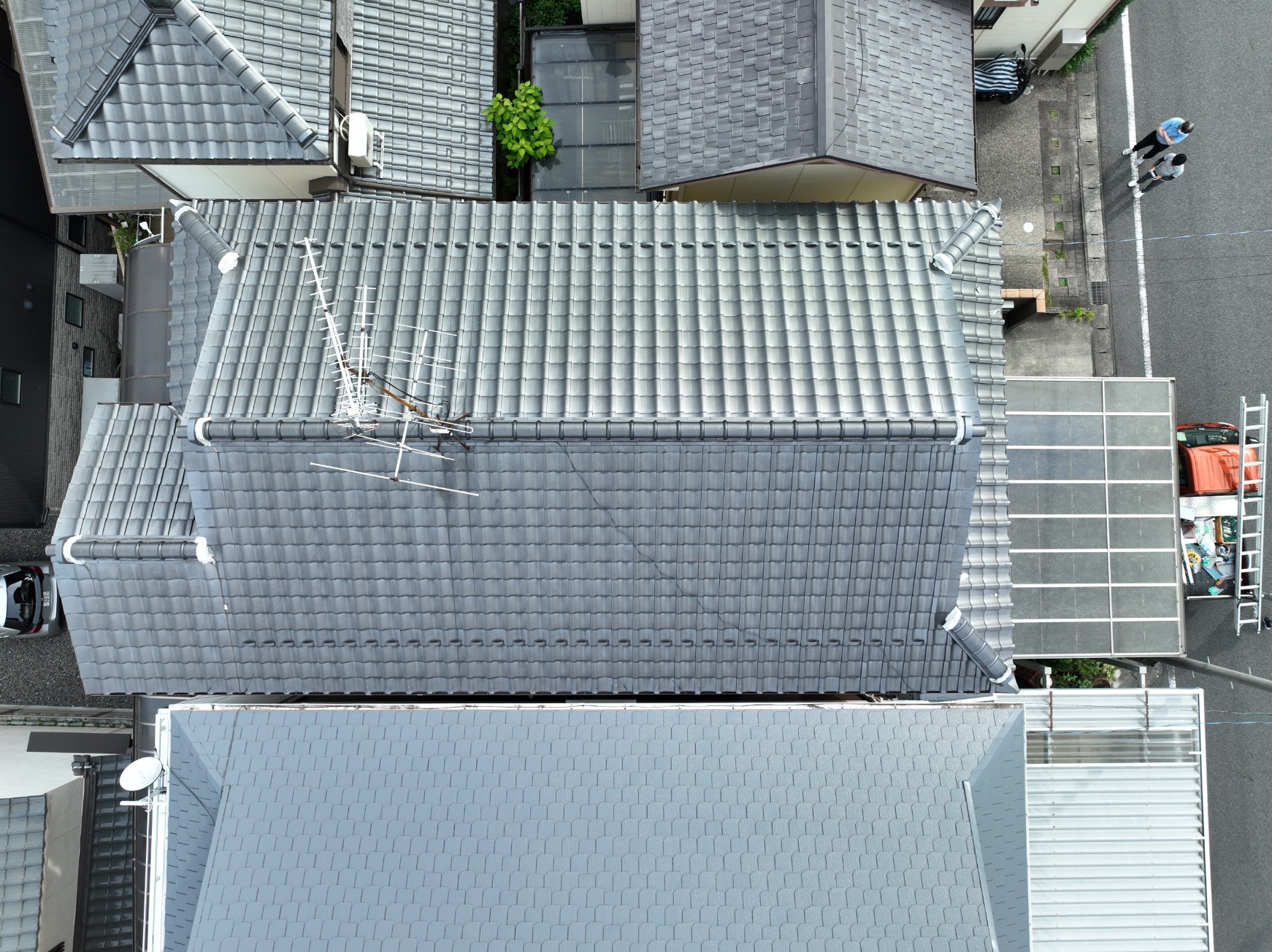 上空からみた屋根の写真