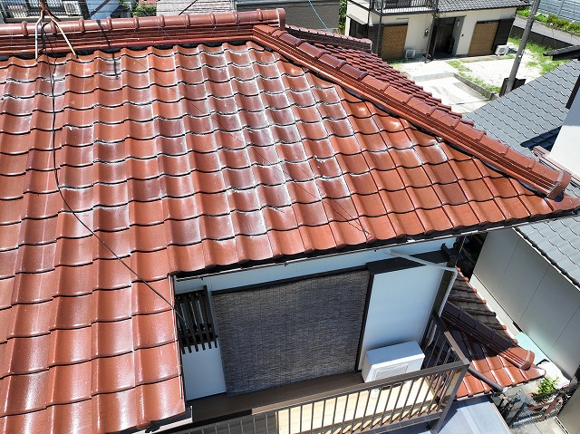 桟瓦に不要なコーキングが施してある