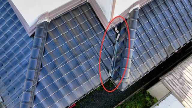 多治見市市之倉町　谷板金に穴