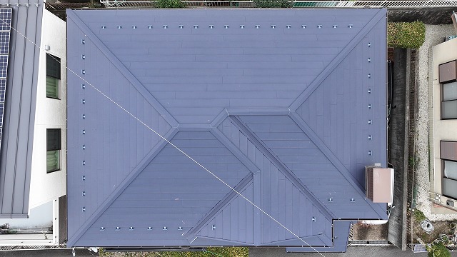 屋根カバー工事と外壁塗装後の全景が分かる多治見市市之倉町のお住まい