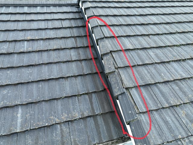 春日井市高座台　袖瓦ずれ