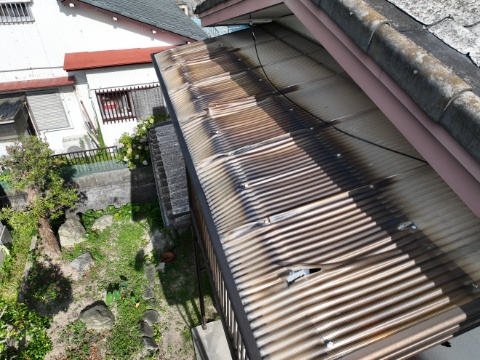 春日井市坂下町　波板劣化