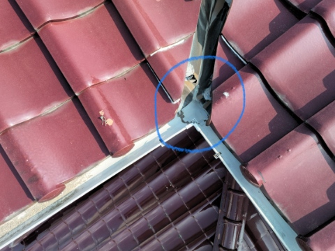 可児市皐ケ丘　谷板金に穴