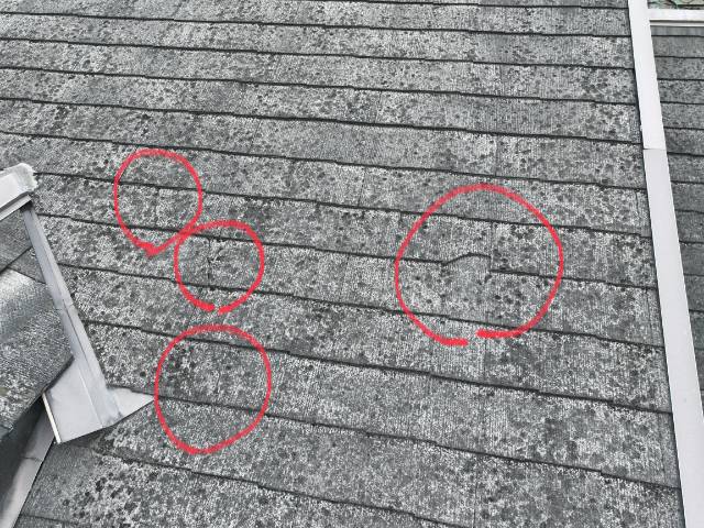 多治見市大針町　瓦にひび