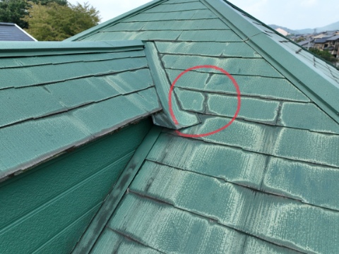可児市皐ヶ丘　瓦にひび
