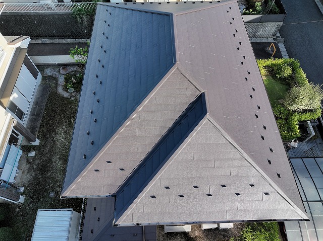 多治見市脇之島町で完工したカバールーフ工事の様子。ドローンから撮影した屋根全景で、IG工業のスーパーガルテクトが美しく仕上がり、均一で艶のある屋根面が整然と輝いている。