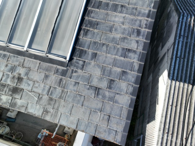 土岐市下石町　瓦にひび