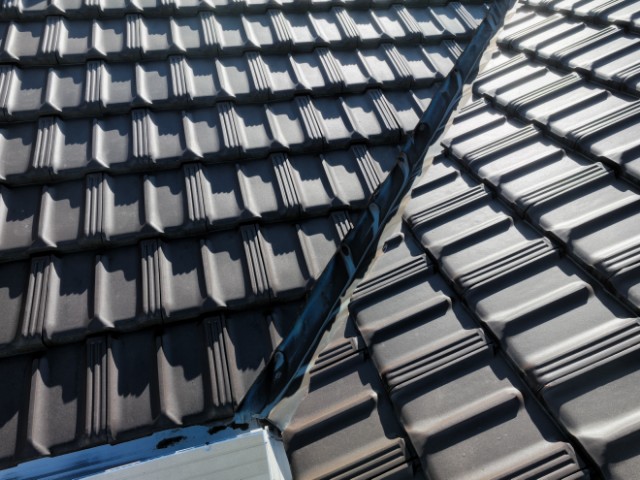 可児市光陽台　谷板金劣化