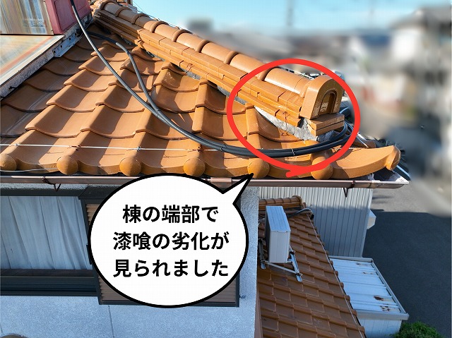 棟の端部を近くから撮影した写真