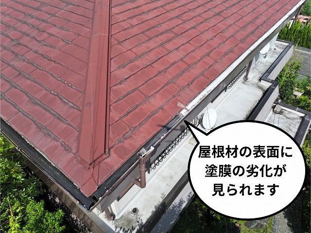 赤いスレート屋根の表面を拡大した写真