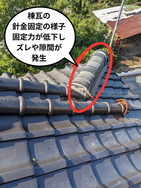 棟瓦の針金固定の様子