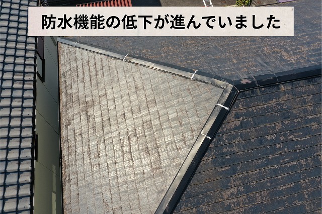 白っぽく劣化した面と黒く残っている面を比較できるスレート屋根の写真