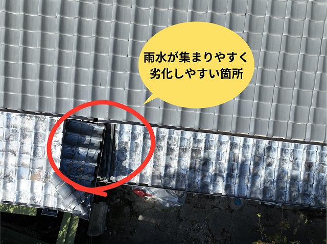 大屋根と下屋根の取り合い部分の様子