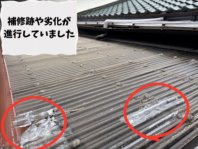 テープ補修跡が見られる劣化した波板