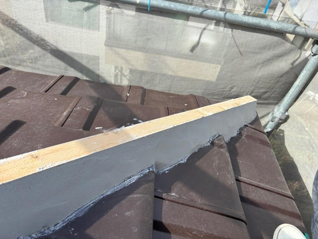 隅棟に冠瓦を載せてステンレスビスにて固定①