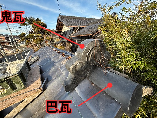 可児市御嵩町にて塀の葺き替え工事 鬼瓦施工の様子