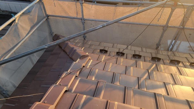 隅棟に冠瓦を載せてステンレスビスにて固定②