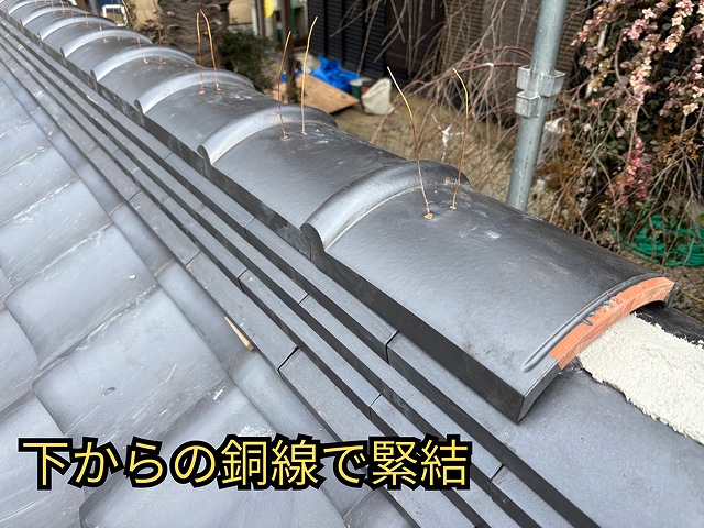 可児市御嵩町にて塀の葺き替え工事 冠瓦施工の様子