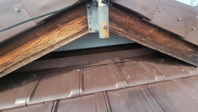 南蛮漆喰と雨押さえ水切りを設置