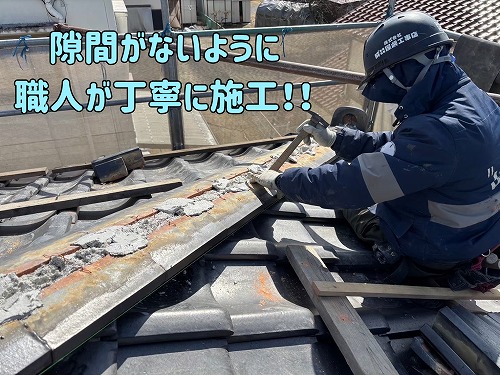 美濃加茂市にて職人が南蛮漆喰を詰めている様子