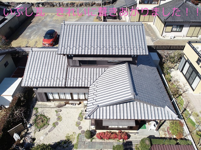 いぶし瓦 きれいに葺きあがりました！！