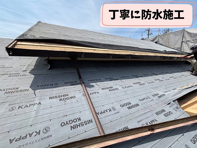 可児市中恵土で屋根葺き替え工事中、軒先の水切り板金とルーフィングを施工している様子