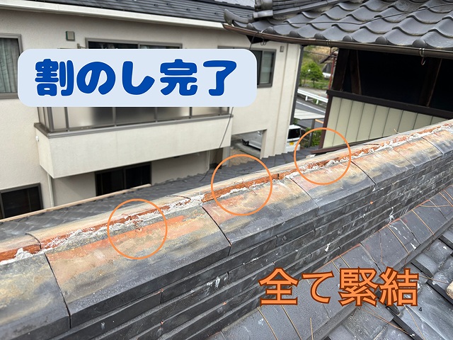 割のしをホルマル銅線で緊結しながら積み上げ