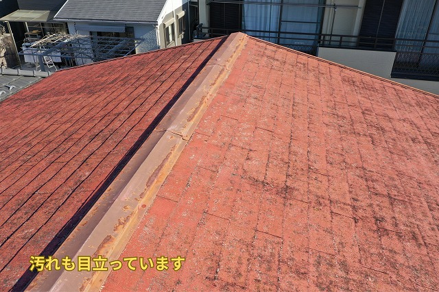 可児市で全体が汚れている屋根