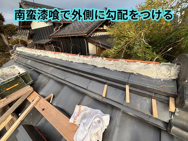 可児市御嵩町にて門の葺き替え工事 棟積みの様子