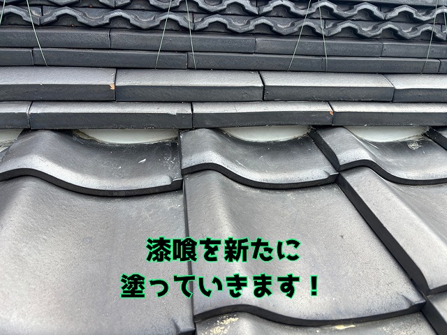 坂祝町酒倉 屋根専用漆喰を配合し、下地処理を施した棟の土台に、漆喰を塗っていきます！