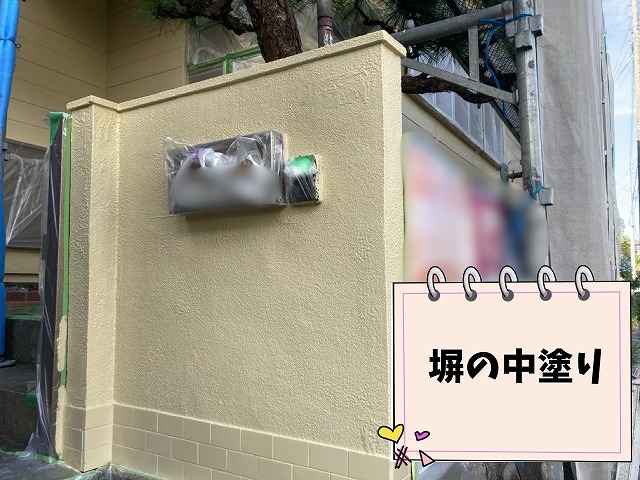 春日井市坂下町の塀に中塗りを施工した様子