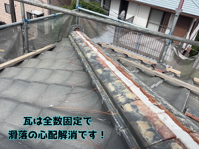 多治見市東町 棟の2段目も、すべて銅線にて固定していきます