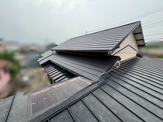 可児市中恵土にてガルテクトへ葺き替えた屋根の施工完了写真